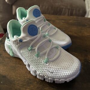 Women’s Nike Metcons 
Size 6